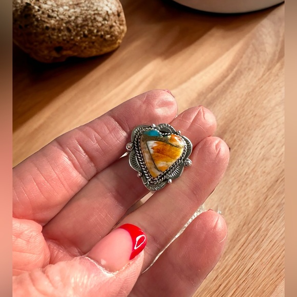 Spiny Oyster Solid Silver Ring in a Southwestern Heart Setting - Picture 4 of 12